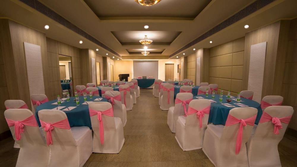 Sarovar Portico Naraina, Hotel Új-Delhi Kültér fotó