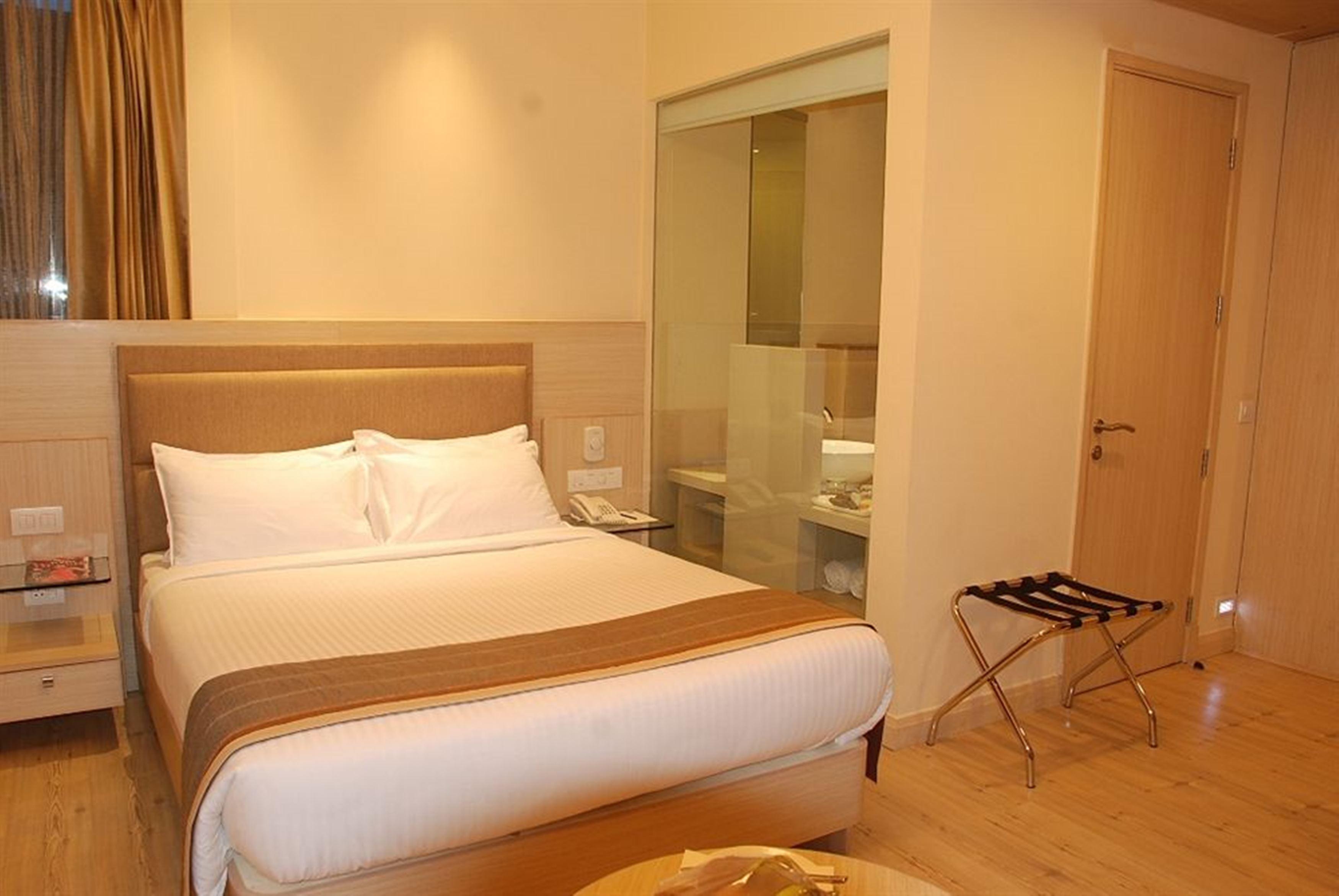 Sarovar Portico Naraina, Hotel Új-Delhi Kültér fotó