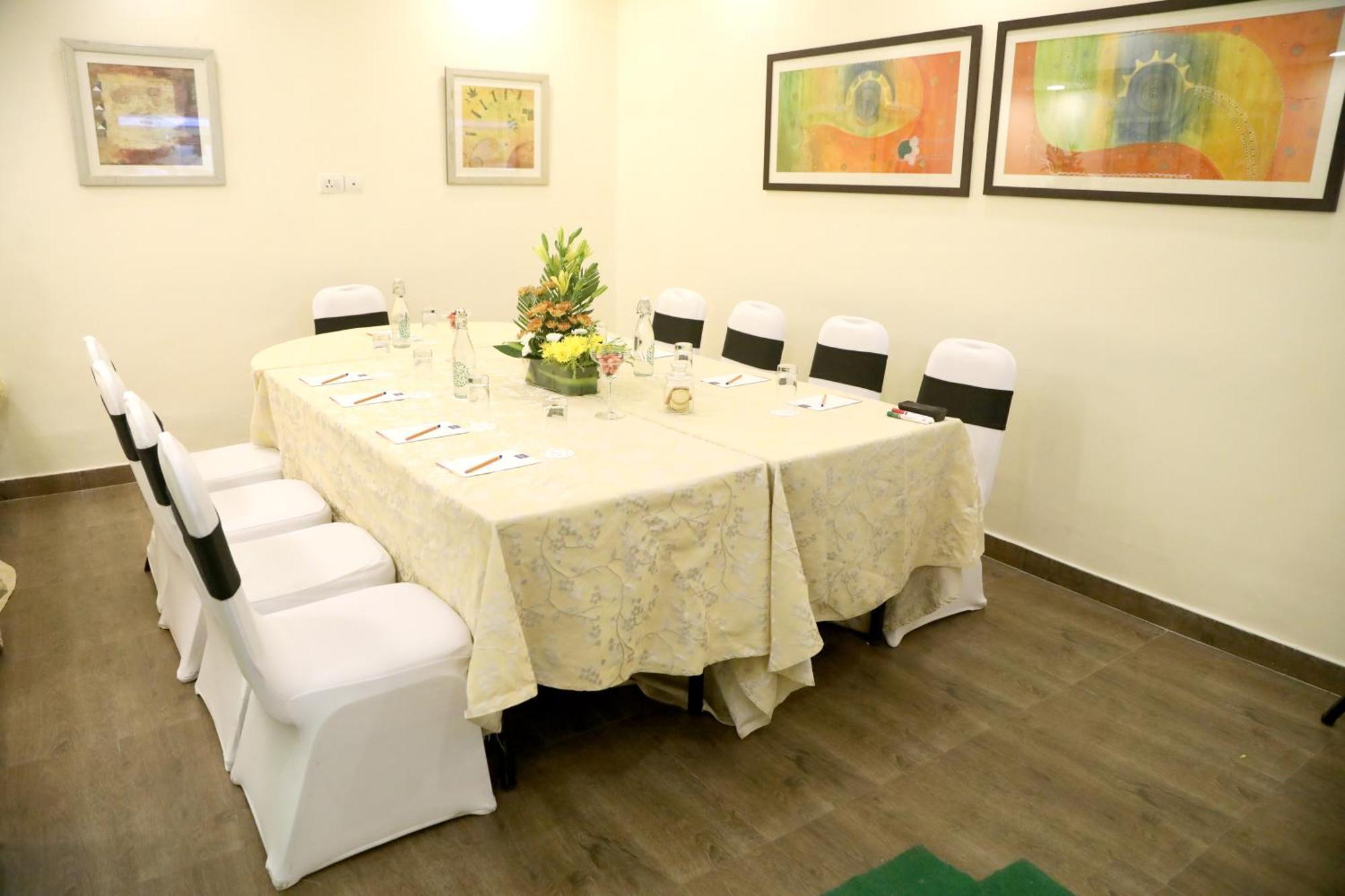 Sarovar Portico Naraina, Hotel Új-Delhi Kültér fotó