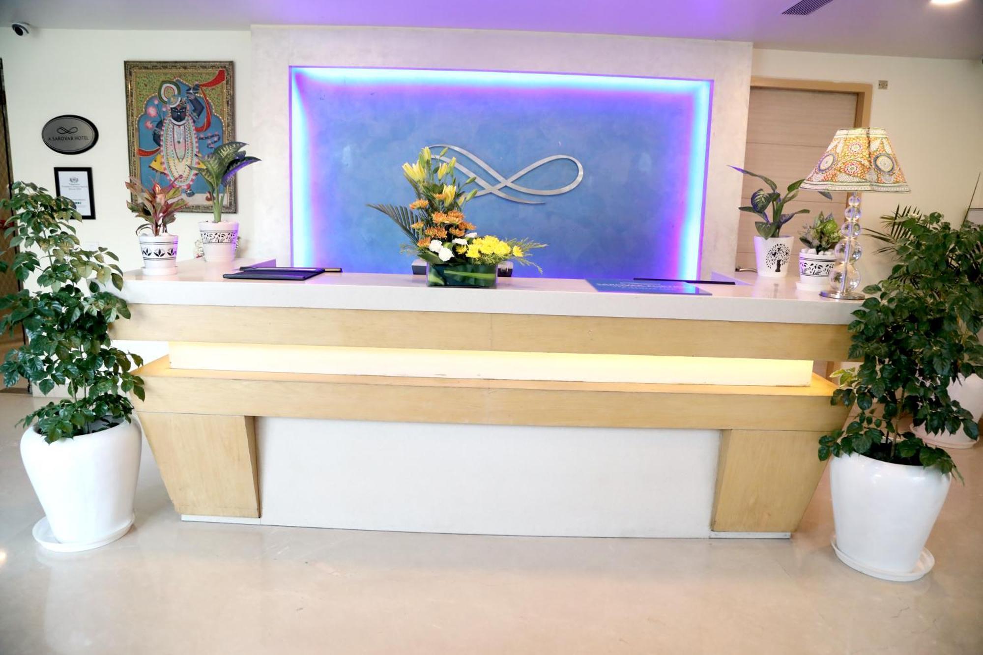 Sarovar Portico Naraina, Hotel Új-Delhi Kültér fotó