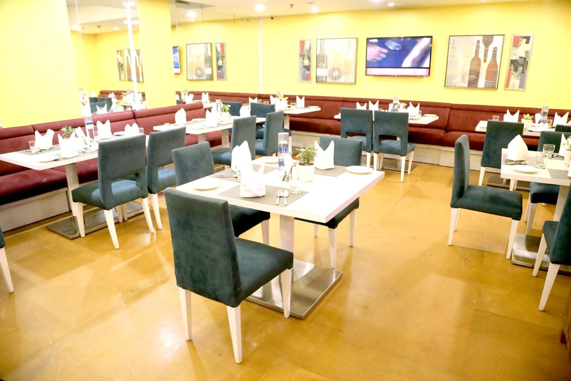 Sarovar Portico Naraina, Hotel Új-Delhi Kültér fotó