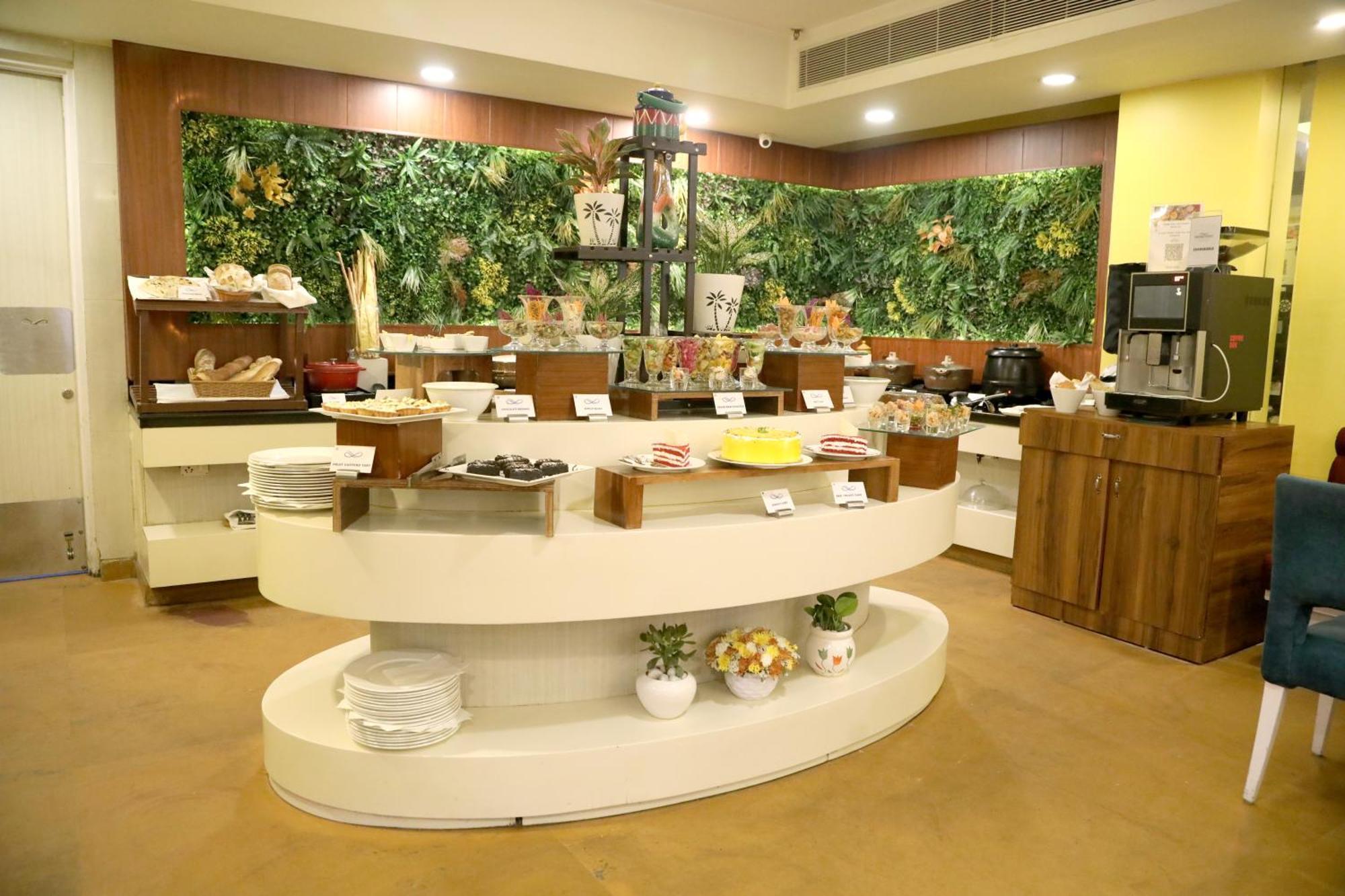 Sarovar Portico Naraina, Hotel Új-Delhi Kültér fotó