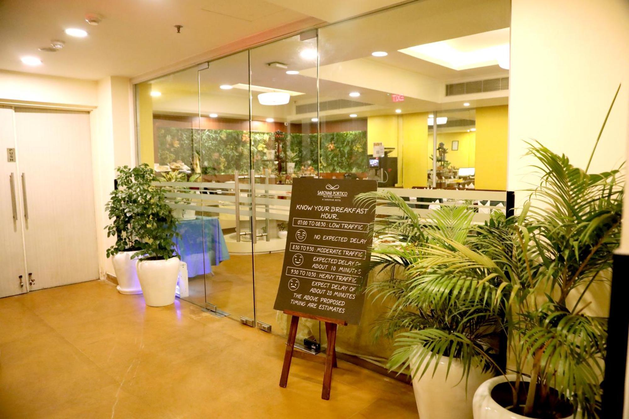 Sarovar Portico Naraina, Hotel Új-Delhi Kültér fotó
