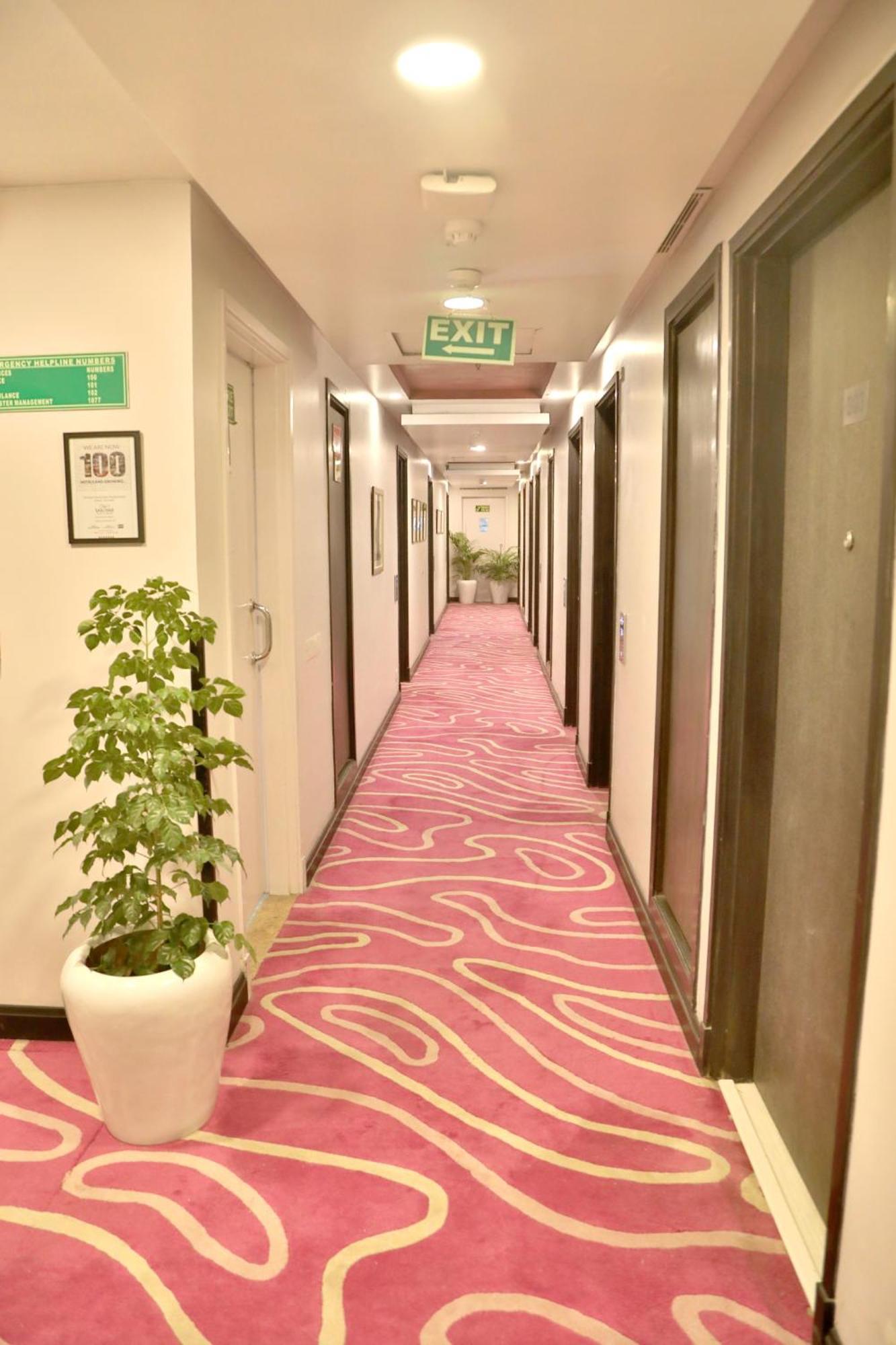 Sarovar Portico Naraina, Hotel Új-Delhi Kültér fotó