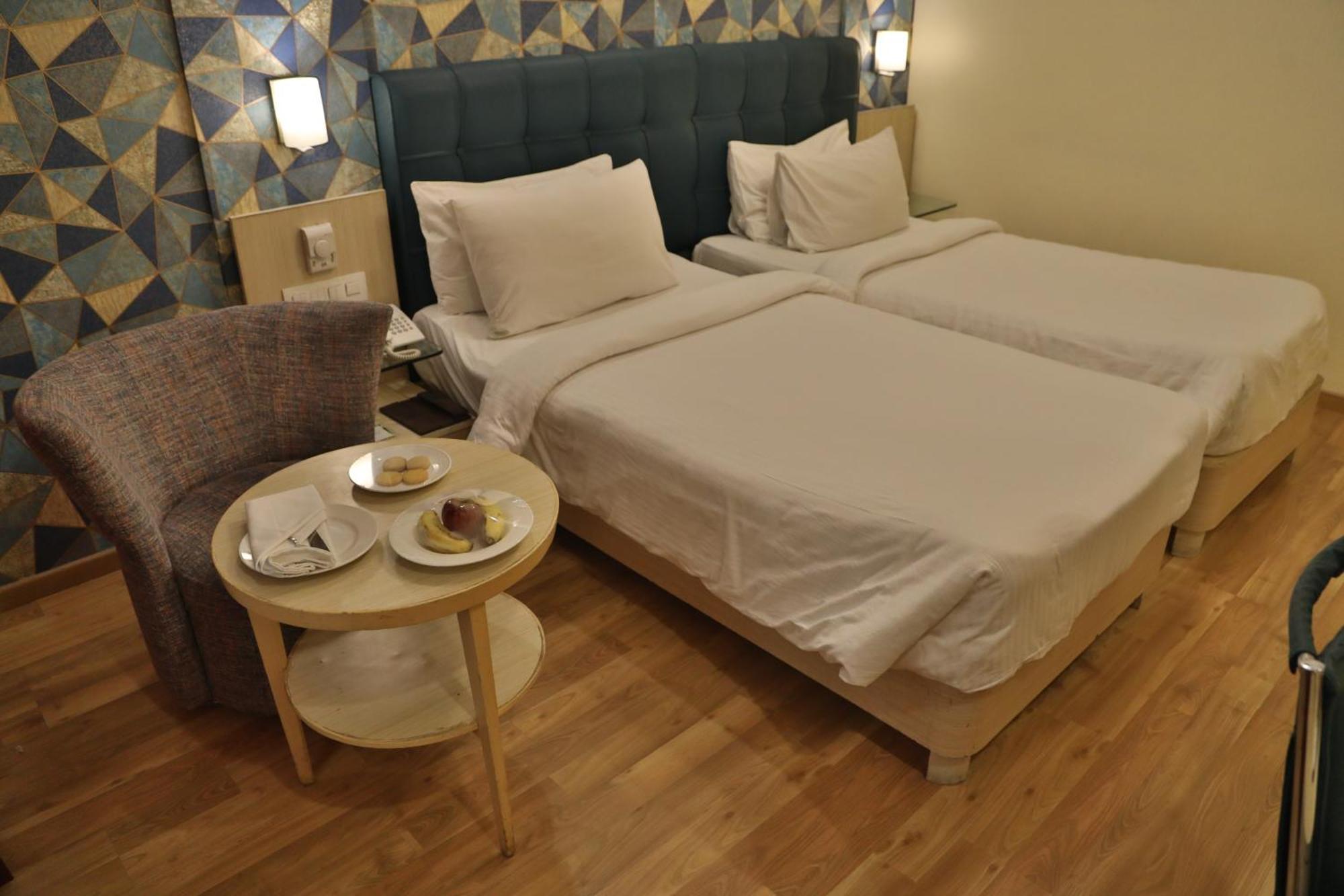 Sarovar Portico Naraina, Hotel Új-Delhi Kültér fotó