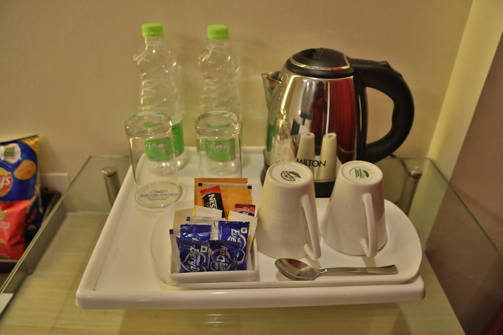 Sarovar Portico Naraina, Hotel Új-Delhi Kültér fotó