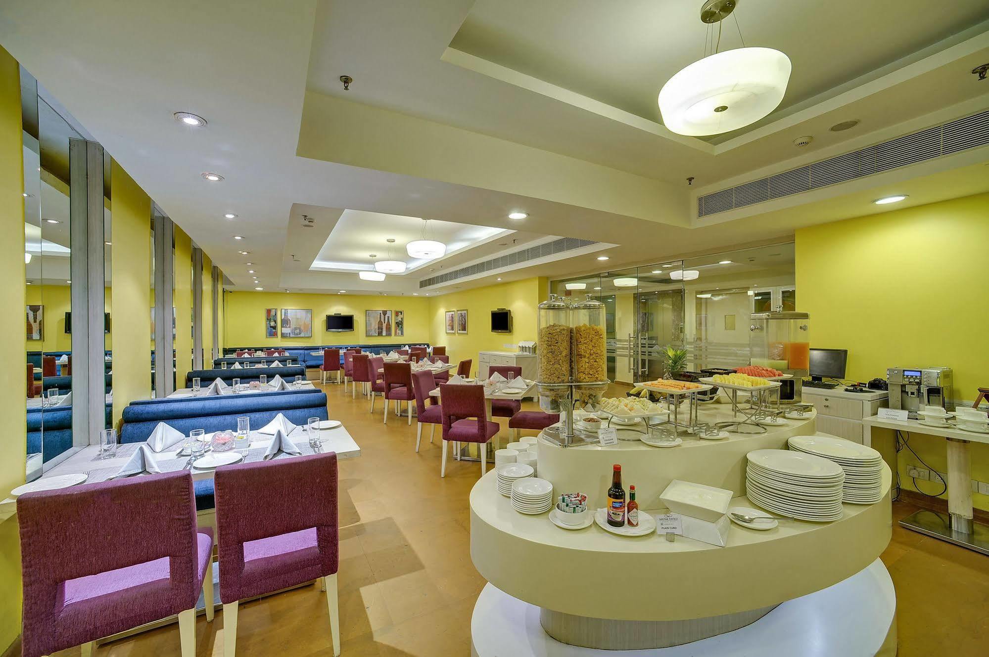 Sarovar Portico Naraina, Hotel Új-Delhi Kültér fotó