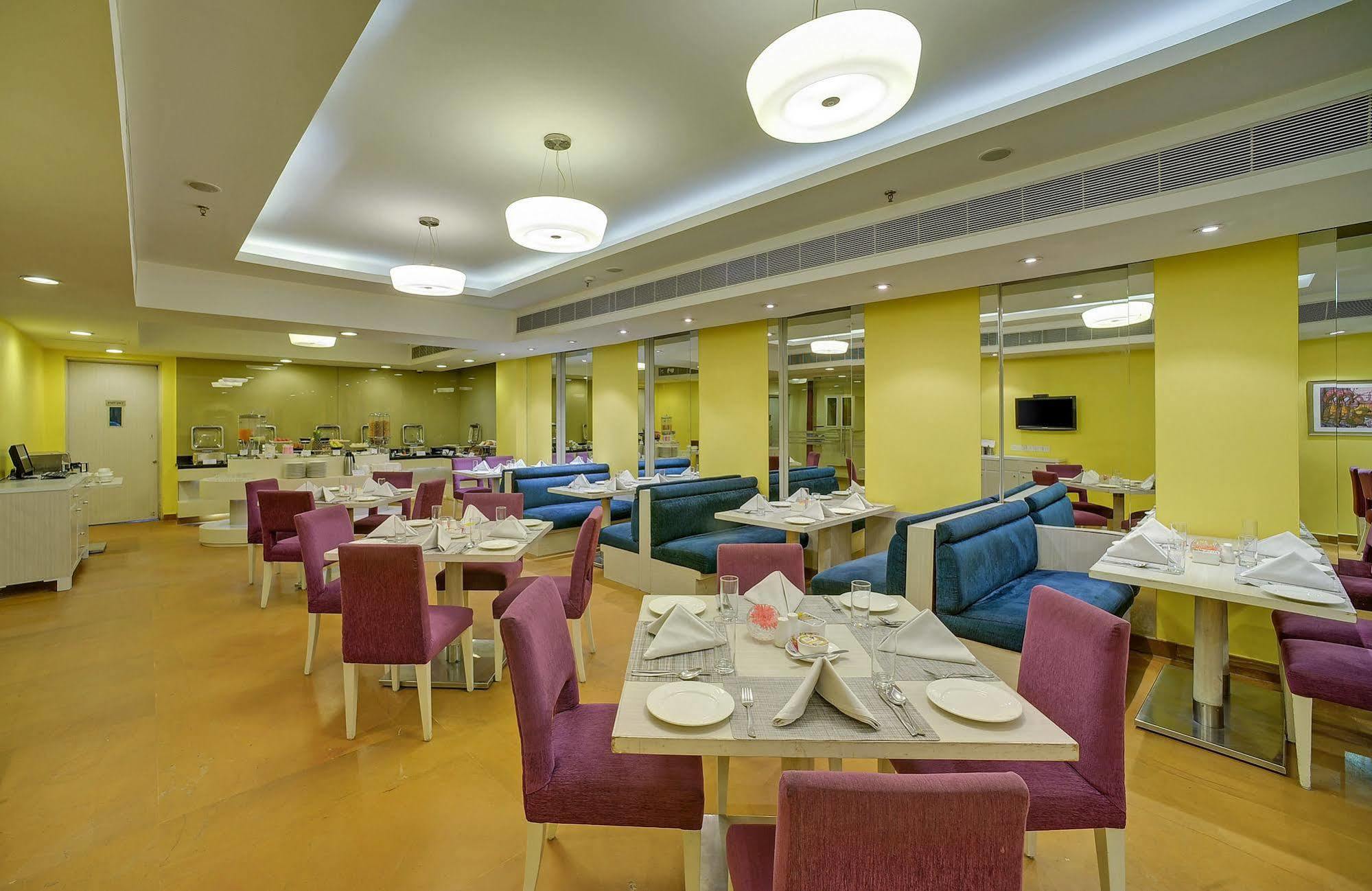 Sarovar Portico Naraina, Hotel Új-Delhi Kültér fotó