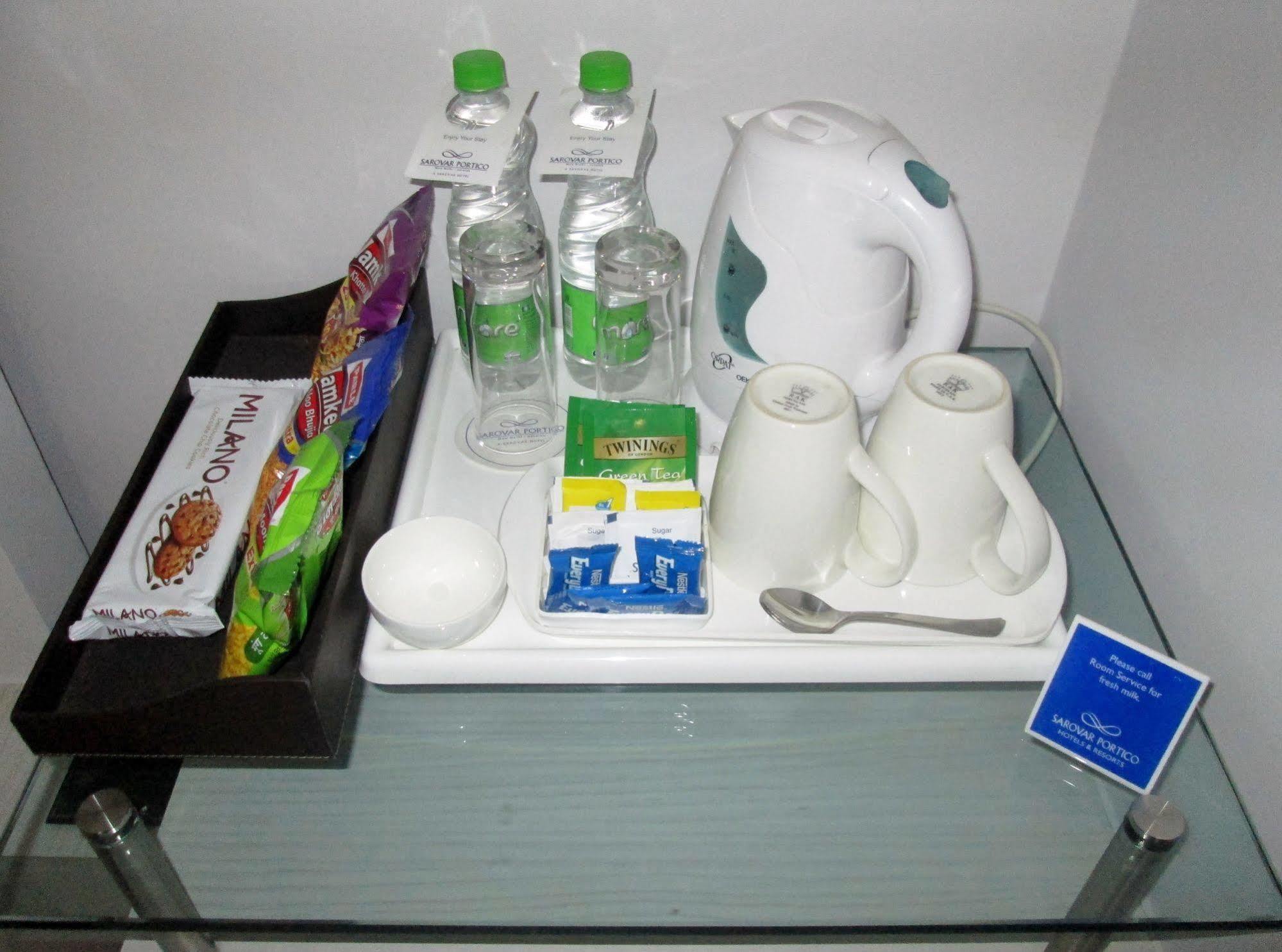Sarovar Portico Naraina, Hotel Új-Delhi Kültér fotó