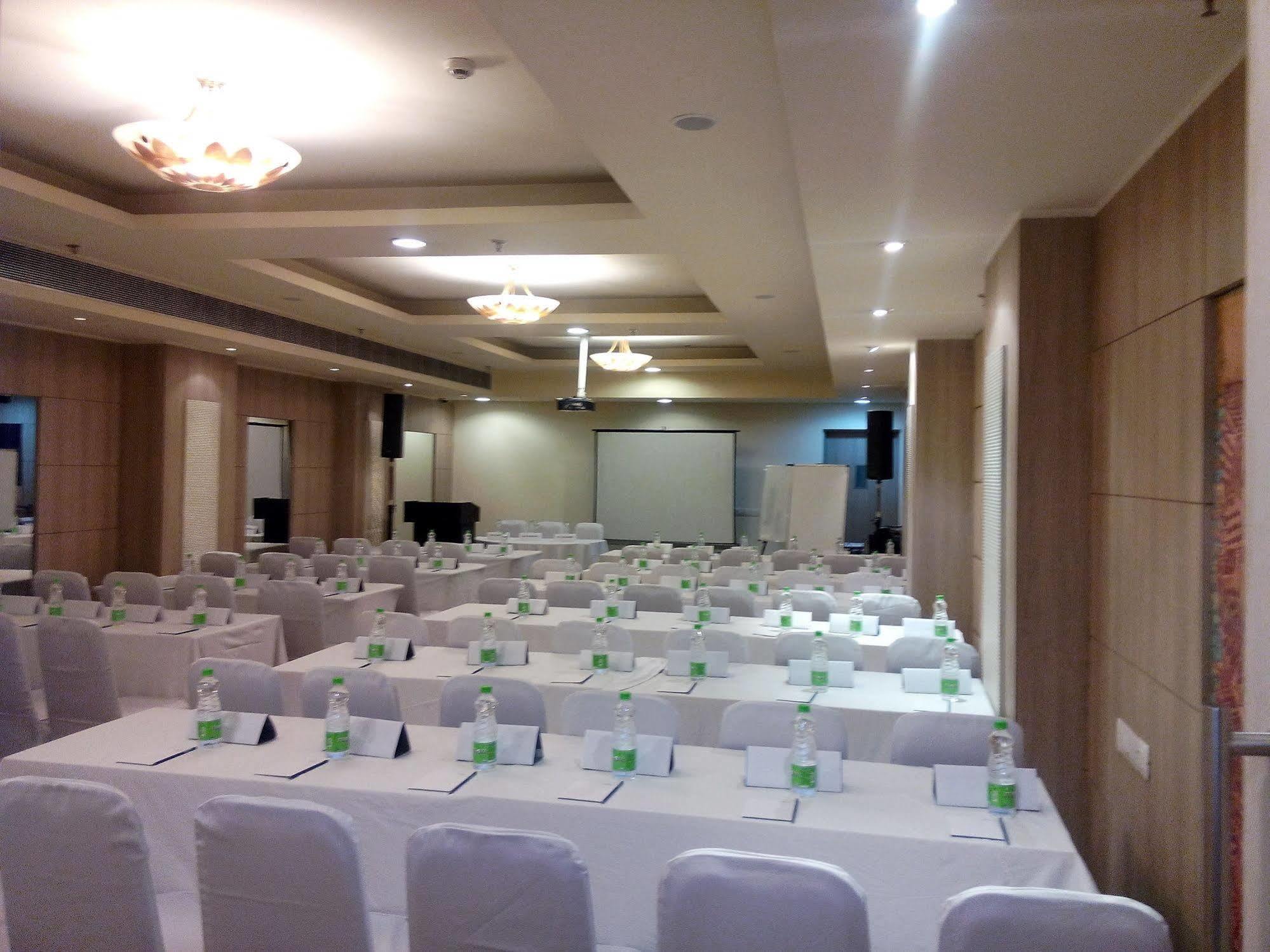 Sarovar Portico Naraina, Hotel Új-Delhi Kültér fotó