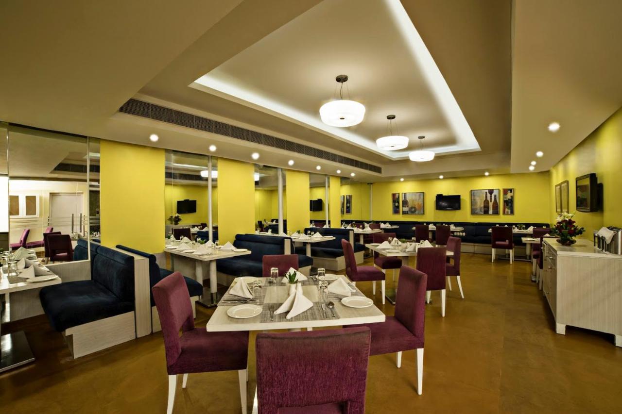 Sarovar Portico Naraina, Hotel Új-Delhi Kültér fotó
